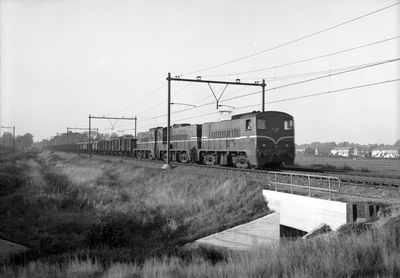 159827 Afbeelding van drie diesel-electrische locomotieven uit de serie 2200/2300 van de N.S. met een ertstrein ter ...